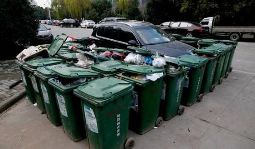 汽車被垃圾桶包圍是被惡搞還是得罪人了？