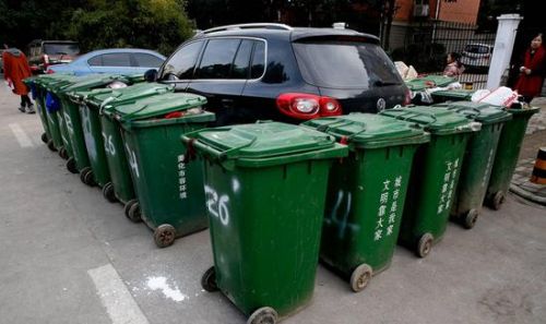 汽車被垃圾桶包圍是被惡搞還是得罪人了？