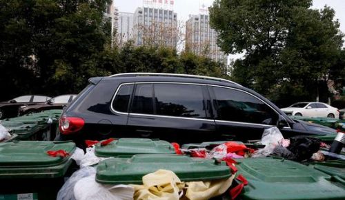 汽車被垃圾桶包圍是被惡搞還是得罪人了？