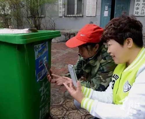 書報亭、早餐車，甚至垃圾桶都有二維碼“身份證”了。