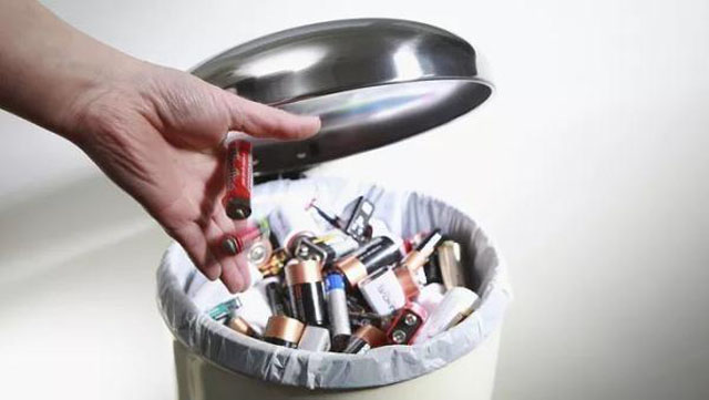 有害垃圾危害大,請(qǐng)投有害垃圾桶集中處置